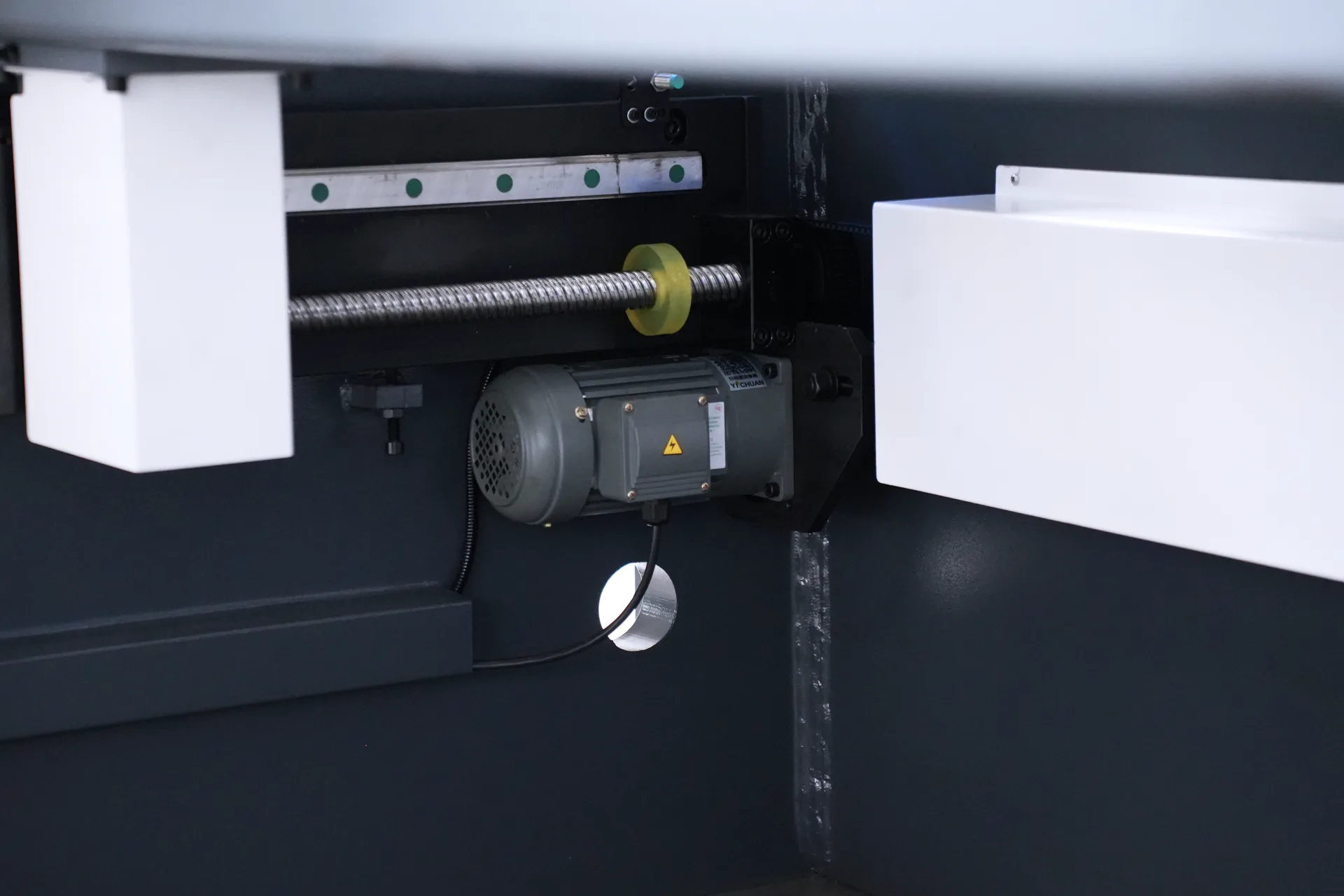WC67K Series Press Brake with E21 Control, WC67K-200T3200 NC Press Brake - Pictures 17 WC67K Series Press Brake with E21 Control, WC67K-200T3200 NC Press Brake - x axis 200w reduction motor