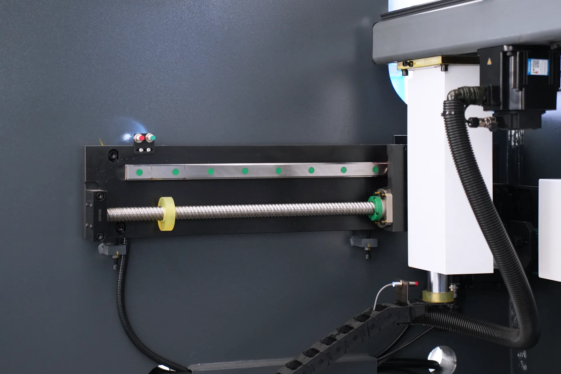 MB8-250T3200 4+1 Axis Sheet Metal Bending Machine, 10ft Steel Bending Machine Price - Pictures 18 MB8-250T3200 4+1 Axis Sheet Metal Bending Machine, 10ft Steel Bending Machine Price - x axis ball screw linear guide 2
