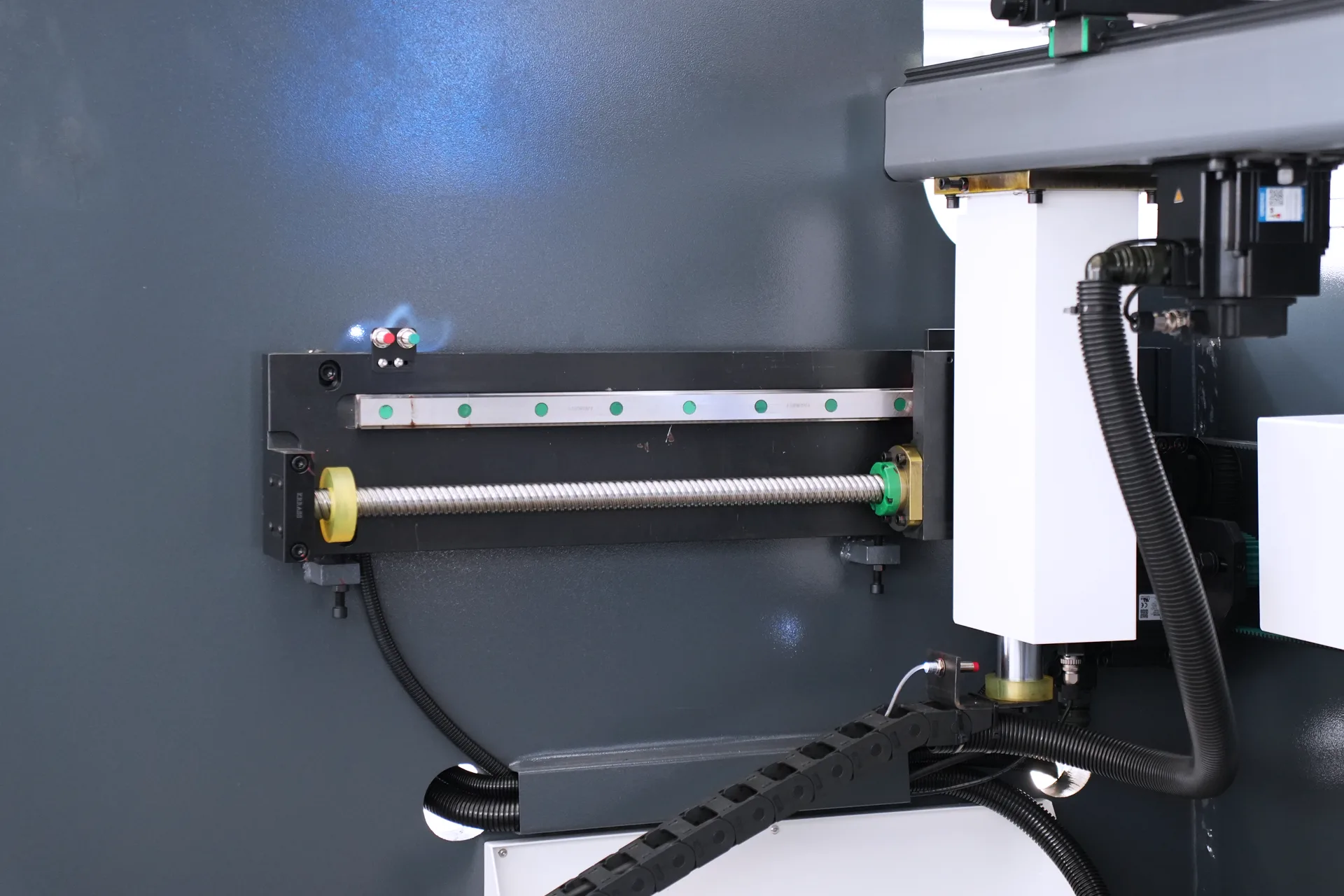 Hydraulic Sheet Metal Press Brakes For Sale, MB8-175T3200 DA58Tx 4+1 axis Press Brakes - Pictures 18 Hydraulic Sheet Metal Press Brakes For Sale, MB8-175T3200 DA58Tx 4+1 axis Press Brakes - x axis ball screw linear guide