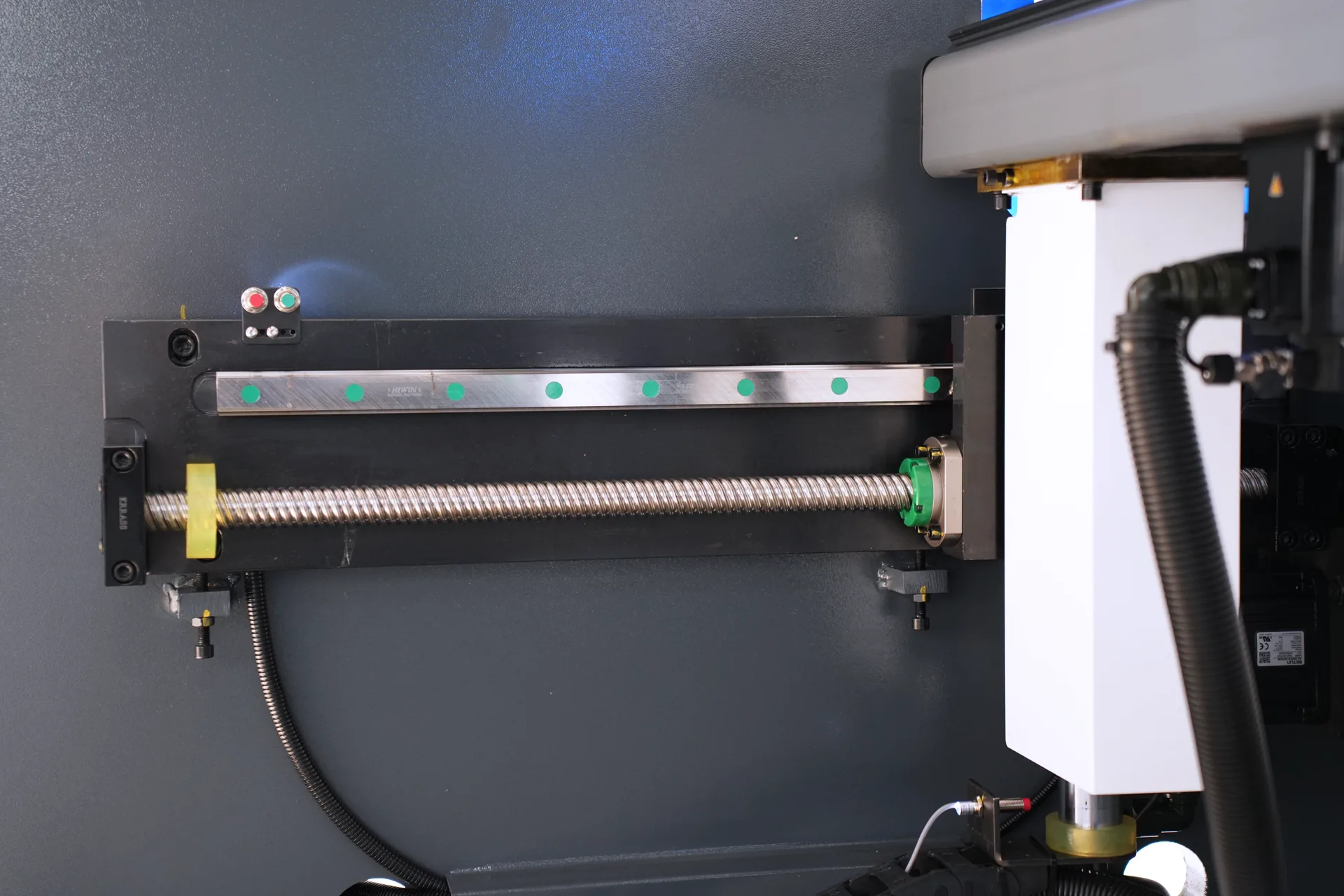 Sheet metal automated bending machine, PBS-135T3200 DA58Tx 4+1 axis sheet bender - Pictures 18 Sheet metal automated bending machine, PBS-135T3200 DA58Tx 4+1 axis sheet bender - x axis ball screw linear guide