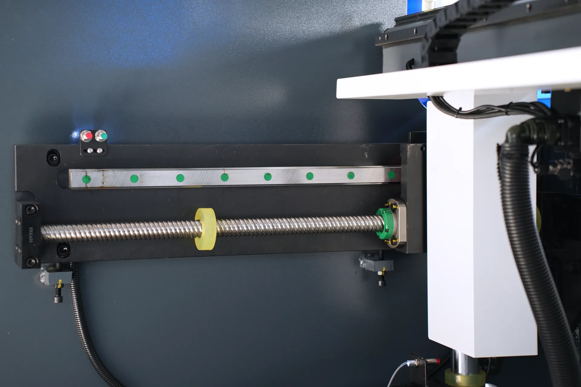 DELEM DA66T Metal Bending Machine, PBS-175T3200 DA66T 6+1 Axis - Pictures 18 DELEM DA66T Metal Bending Machine, PBS-175T3200 DA66T 6+1 Axis - x axis ball screw linear guide 1