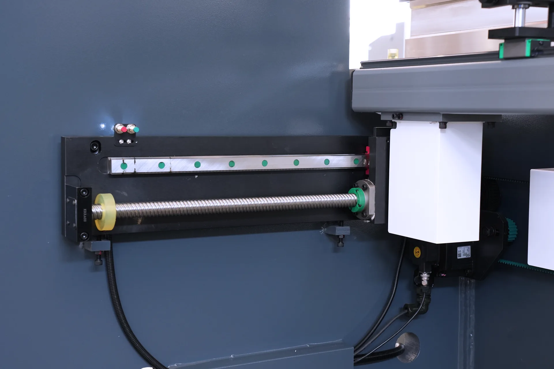 Press Brake Bending Machine MB8-210T6000 3+1 Axis With DELEM DA53T controller - Pictures 18 X-axis Guide Rail and Lead Screw