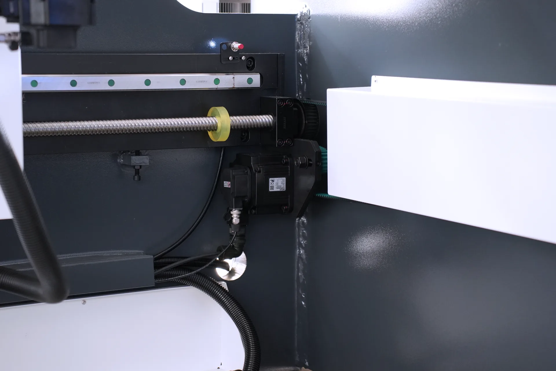 Hydraulic Sheet Metal Press Brakes For Sale, MB8-175T3200 DA58Tx 4+1 axis Press Brakes - Pictures 20 Hydraulic Sheet Metal Press Brakes For Sale, MB8-175T3200 DA58Tx 4+1 axis Press Brakes - x axis servo motor