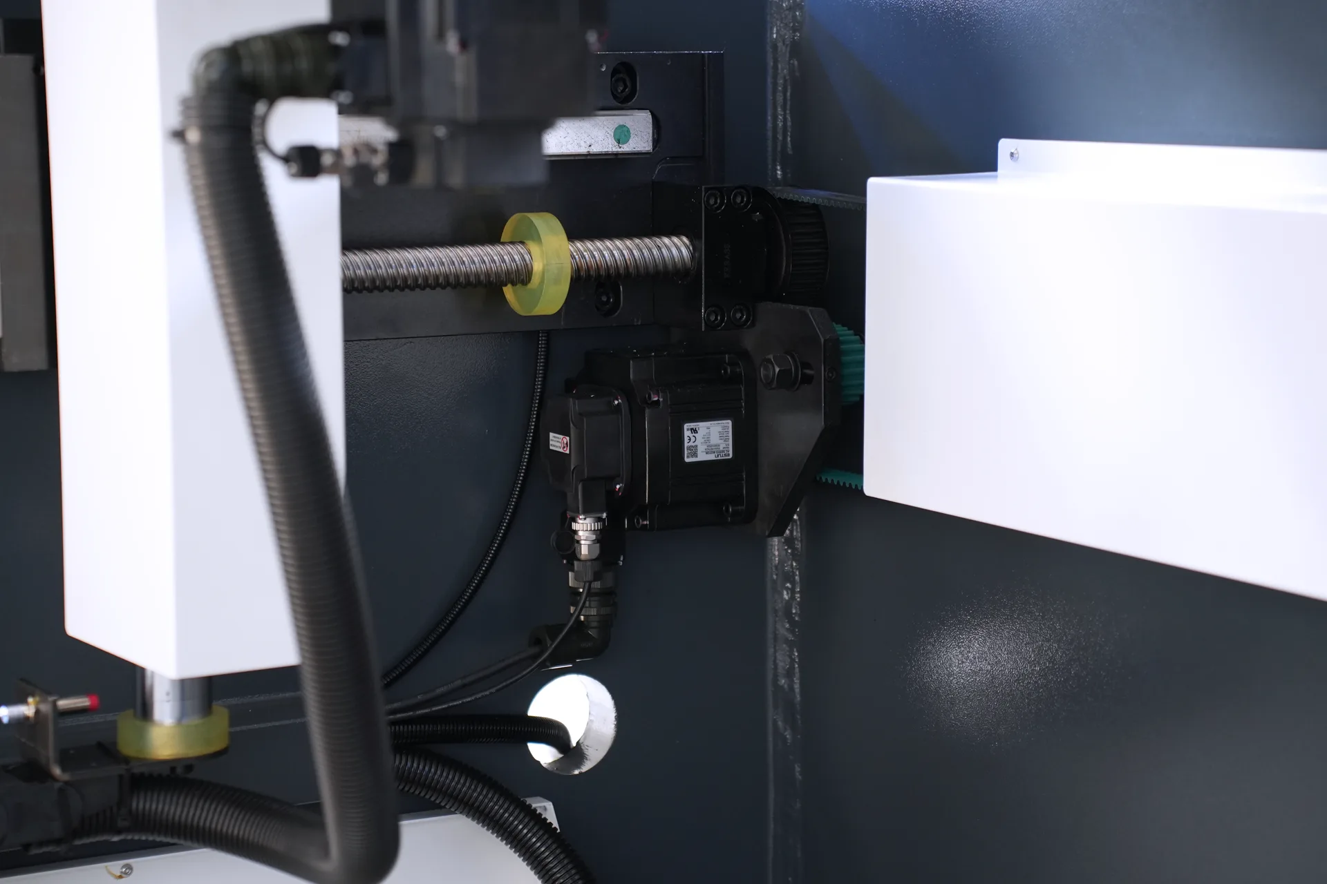 Sheet metal automated bending machine, PBS-135T3200 DA58Tx 4+1 axis sheet bender - Pictures 20 Sheet metal automated bending machine, PBS-135T3200 DA58Tx 4+1 axis sheet bender - x axis servo motor