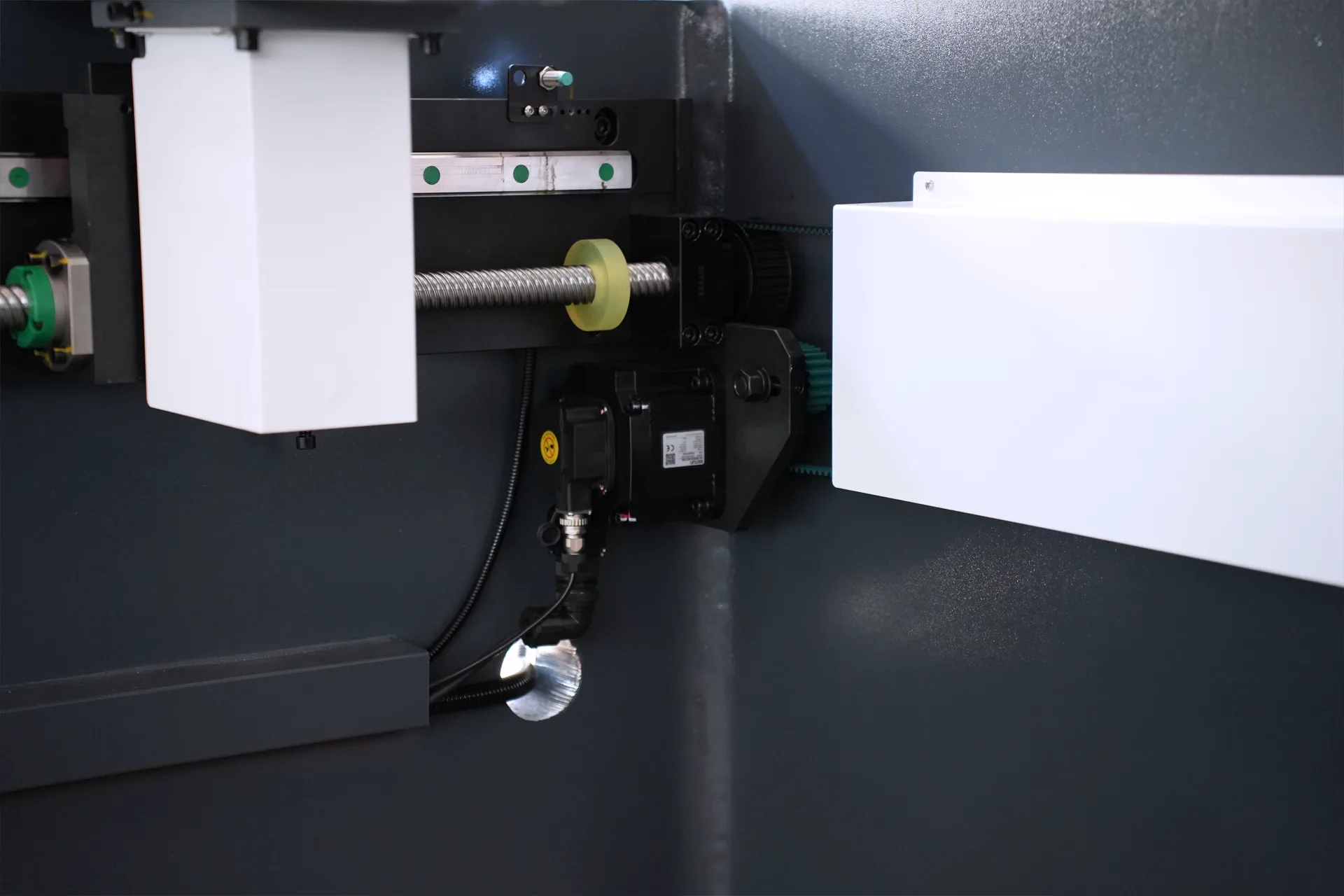CNC Press Brake Machine MB8-320T3200 3+1 Axis With DELEM DA53T controller - Pictures 14 CNC Press Brake Machine MB8-320T3200 3+1 Axis With DELEM DA53T controller - x axis servo motor